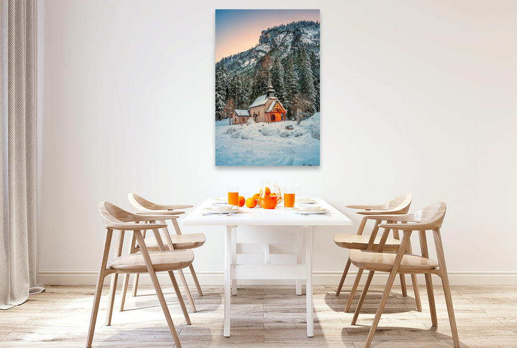 Premium Textil-Leinwand Kapelle Pragser Wildsee