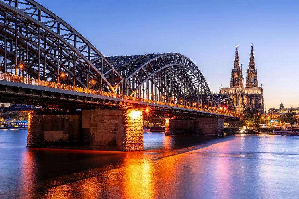 Premium Textil-Leinwand Hohenzollernbrücke zur blauen Stunde