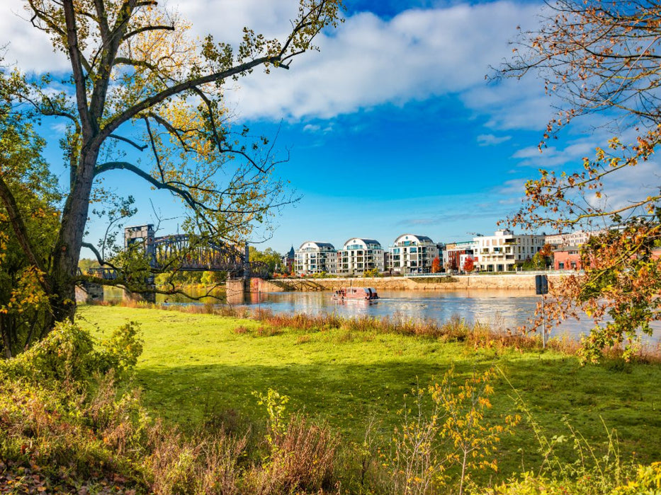 Magdeburg, Altstadt, Elbe und moderne Luxushäuser im goldenen Herbst - CALVENDO Foto-Puzzle'