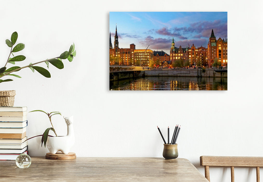 Premium Textil-Leinwand Abendlich beleuchtete Kontorhäuser über dem Brooktorhafen