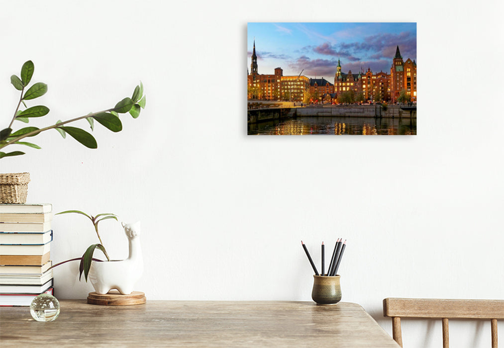 Premium Textil-Leinwand Abendlich beleuchtete Kontorhäuser über dem Brooktorhafen