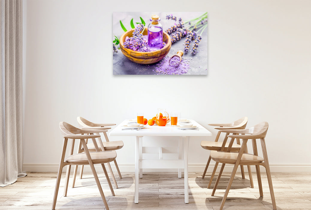Premium Textil-Leinwand Lavendelöl in Holzschale mit Blüten
