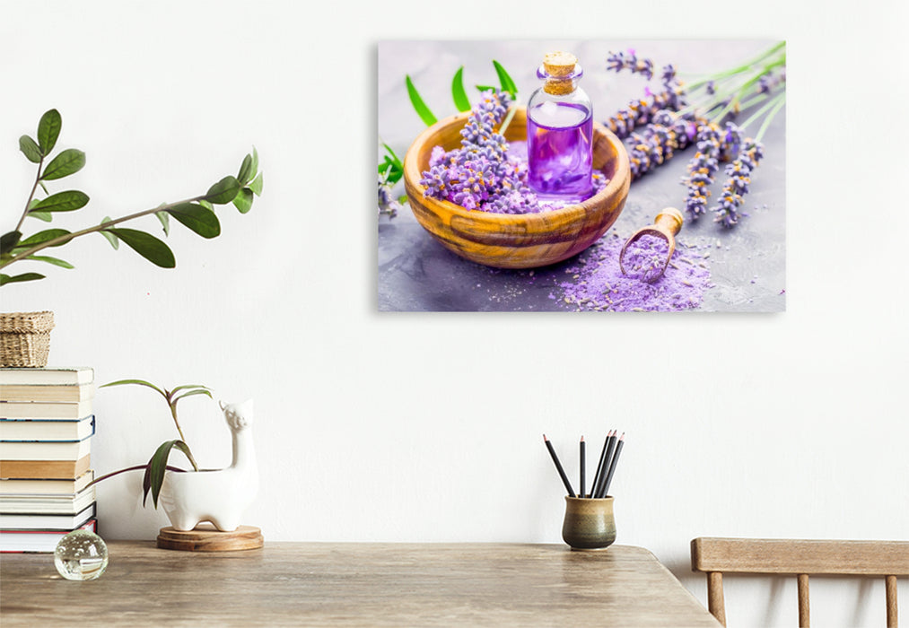 Premium Textil-Leinwand Lavendelöl in Holzschale mit Blüten