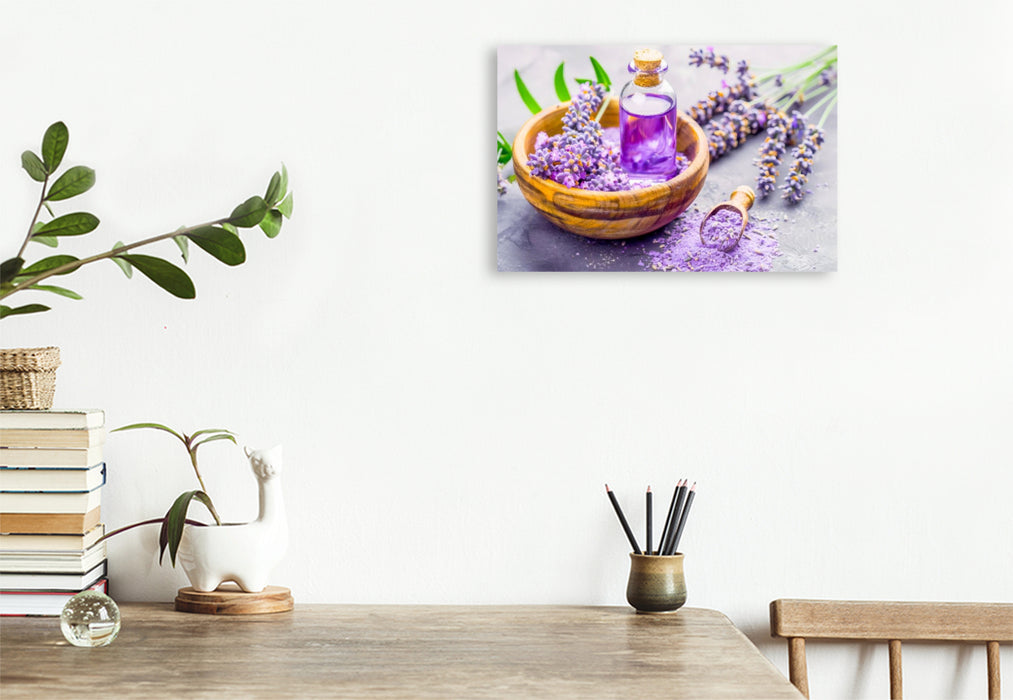 Premium Textil-Leinwand Lavendelöl in Holzschale mit Blüten