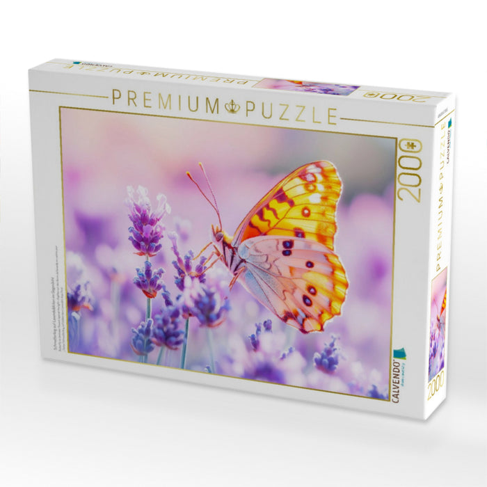 Schmetterling auf Lavendelblüten im Gegenlicht - CALVENDO Foto-Puzzle'