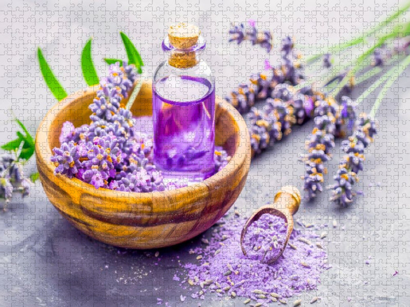 Lavendelöl in Holzschale mit Blüten - CALVENDO Foto-Puzzle'