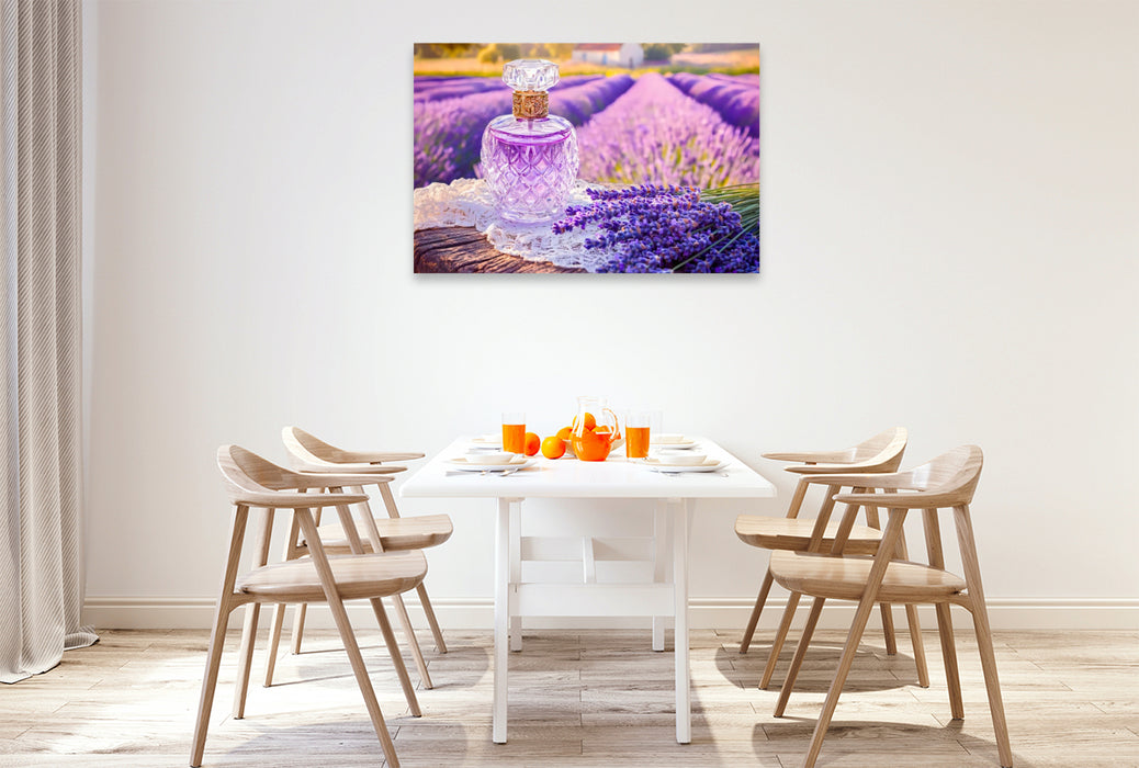 Premium Textil-Leinwand Lavendelparfum vor Blütenfeld im Sonnenlicht