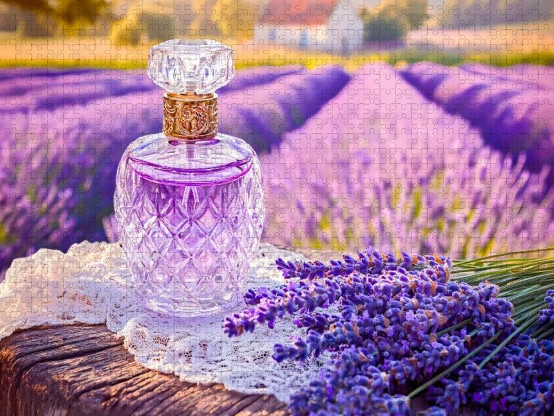 Lavendelparfum vor Blütenfeld im Sonnenlicht - CALVENDO Foto-Puzzle'