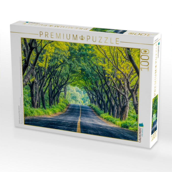 Straße unter grünen Baumkronen - CALVENDO Foto-Puzzle'