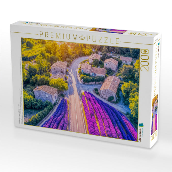Straße durch Lavendelfelder am Dorf - CALVENDO Foto-Puzzle'