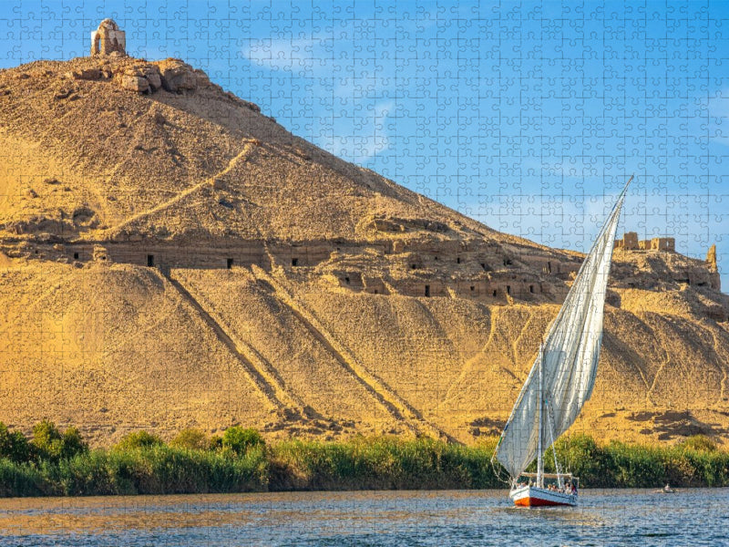 Segeln vor Assuan: Feluke auf dem Nil vor den Felsengräbern - CALVENDO Foto-Puzzle'