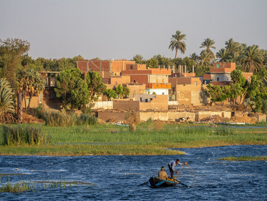Authentisches Ägypten: Zwei Ruderer auf dem Nil vor einem Dorf - CALVENDO Foto-Puzzle'