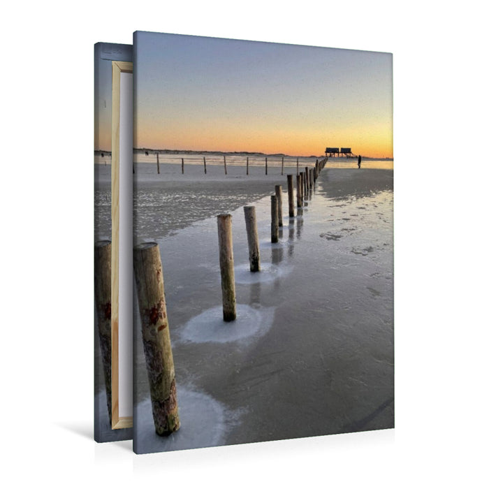Premium Textil-Leinwand Runde Eisformationen umsäumen eine Pfahlreihe am Ordinger Strand