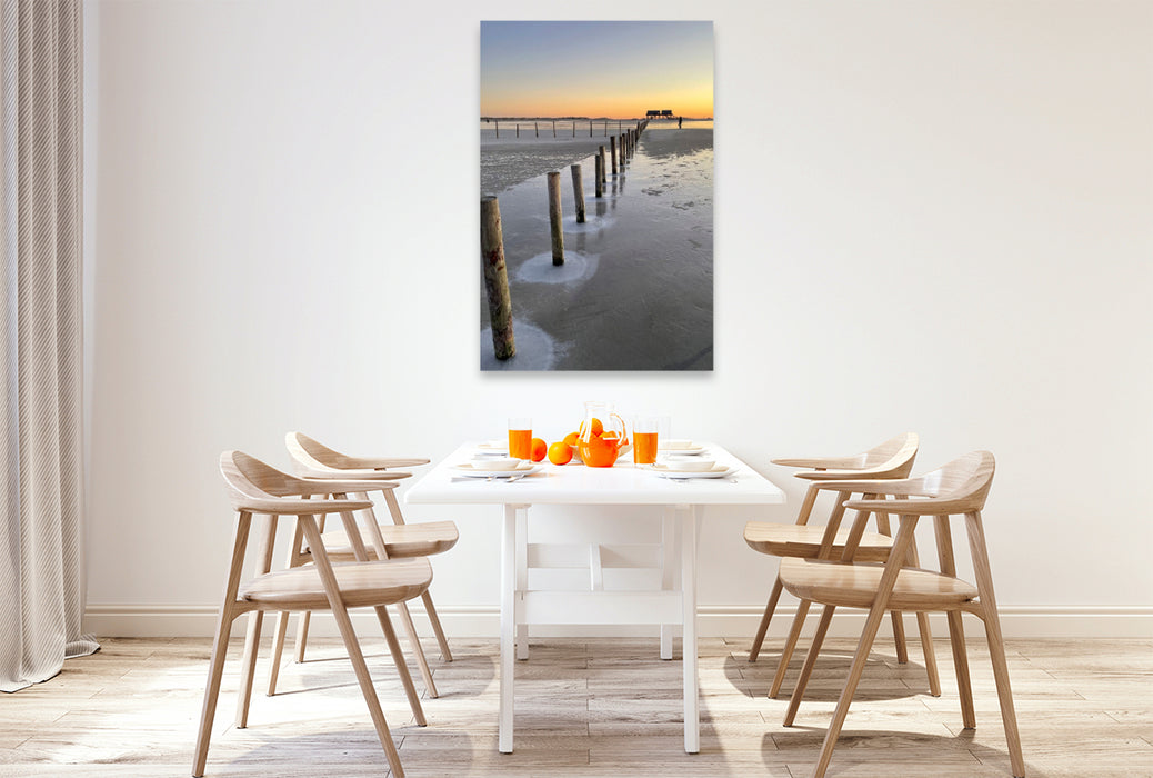 Premium Textil-Leinwand Runde Eisformationen umsäumen eine Pfahlreihe am Ordinger Strand