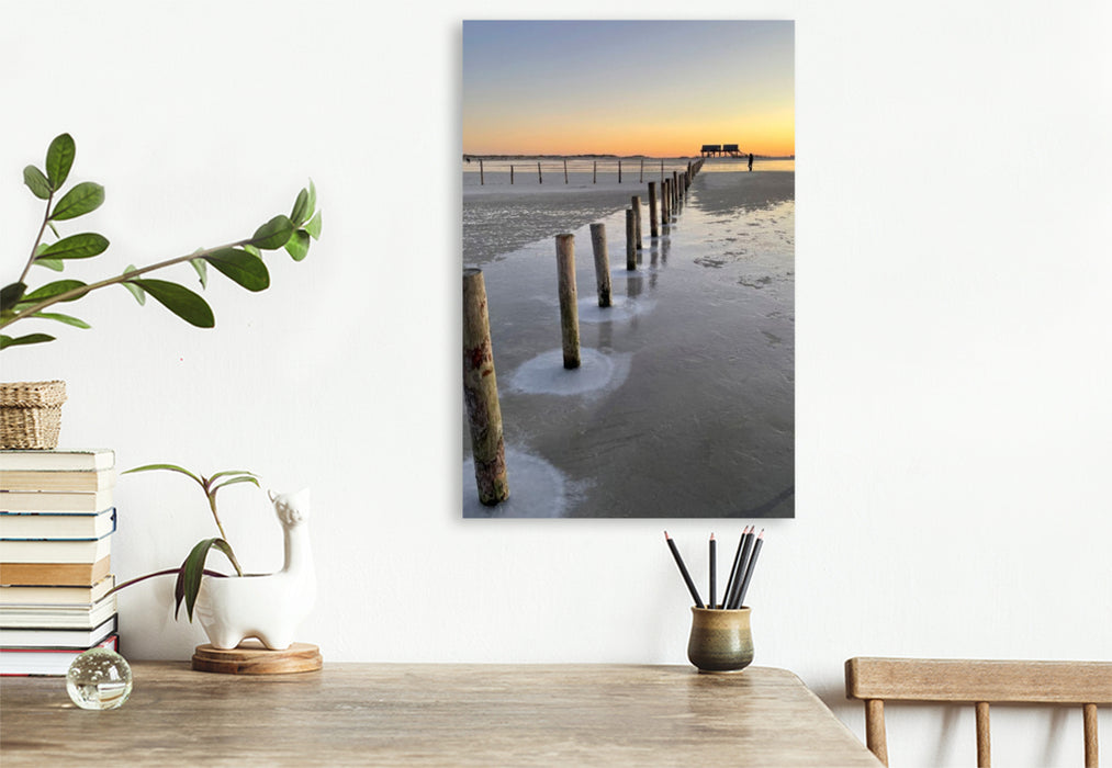 Premium Textil-Leinwand Runde Eisformationen umsäumen eine Pfahlreihe am Ordinger Strand