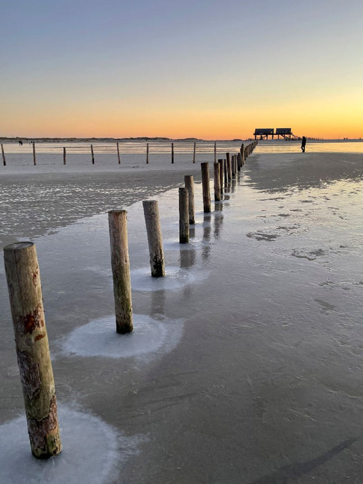 Runde Eisformationen umsäumen eine Pfahlreihe am Ordinger Strand - CALVENDO Foto-Puzzle'