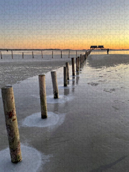 Runde Eisformationen umsäumen eine Pfahlreihe am Ordinger Strand - CALVENDO Foto-Puzzle'