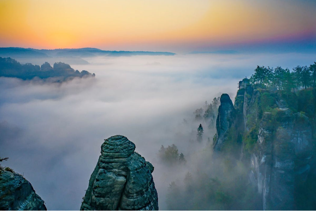 Premium Textil-Leinwand Nebel beim Sonnenaufgang im Elbsandsteingebirge