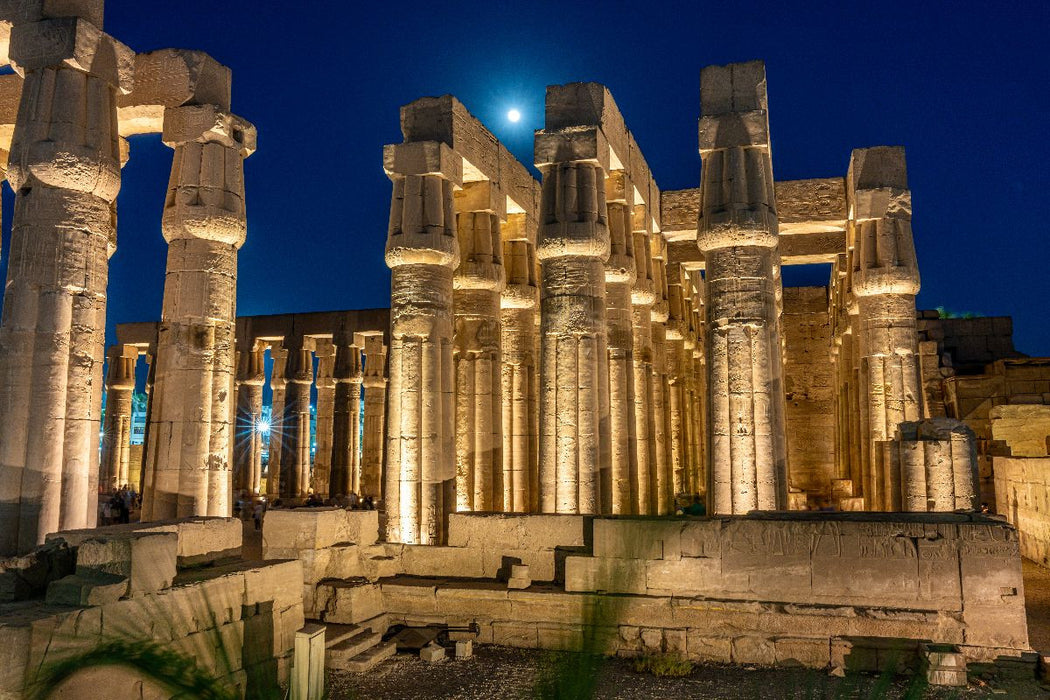 Premium Textil-Leinwand Der Luxor-Tempel unter dem Mond von Theben