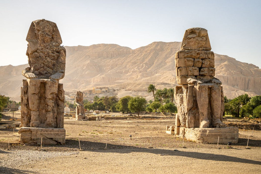 Premium Textil-Leinwand Die stillen Wächter von Theben-West