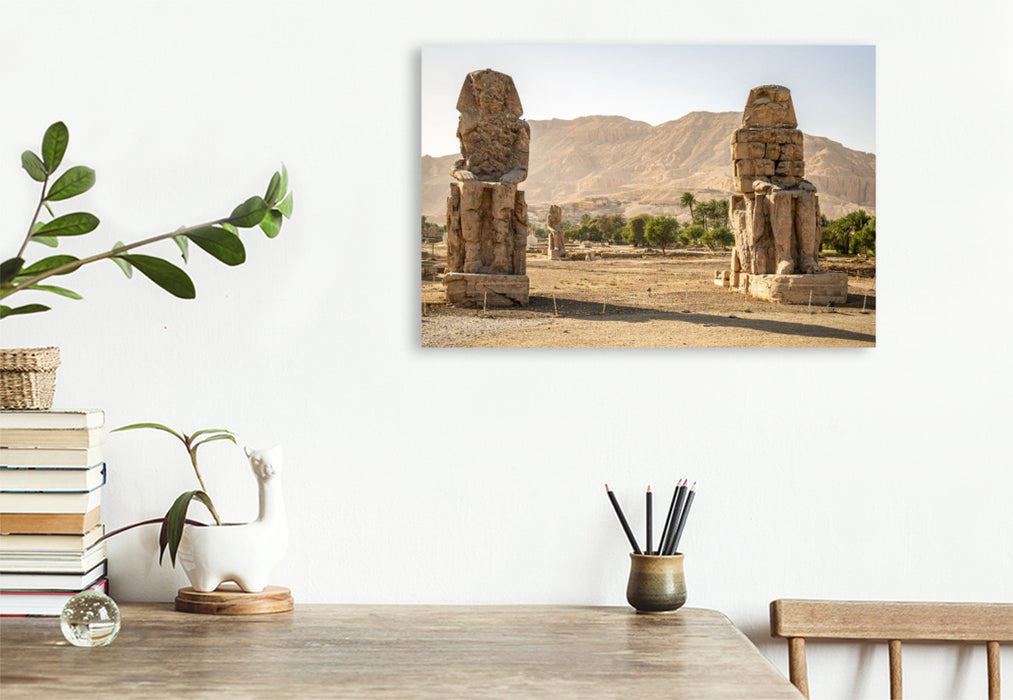 Premium Textil-Leinwand Die stillen Wächter von Theben-West