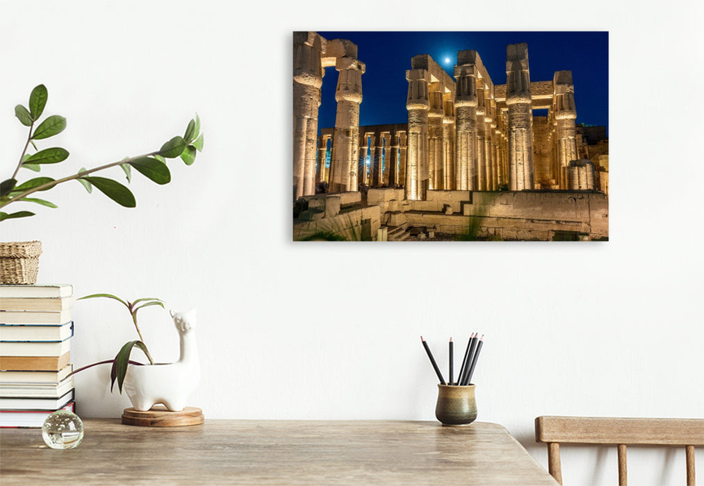 Premium Textil-Leinwand Der Luxor-Tempel unter dem Mond von Theben