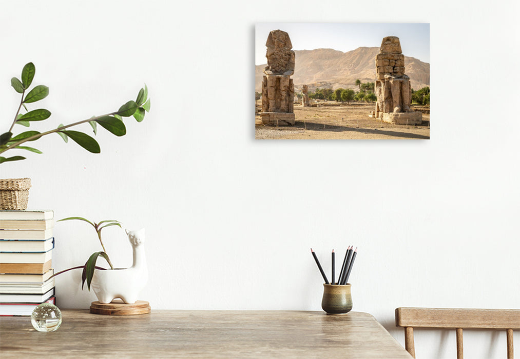 Premium Textil-Leinwand Die stillen Wächter von Theben-West