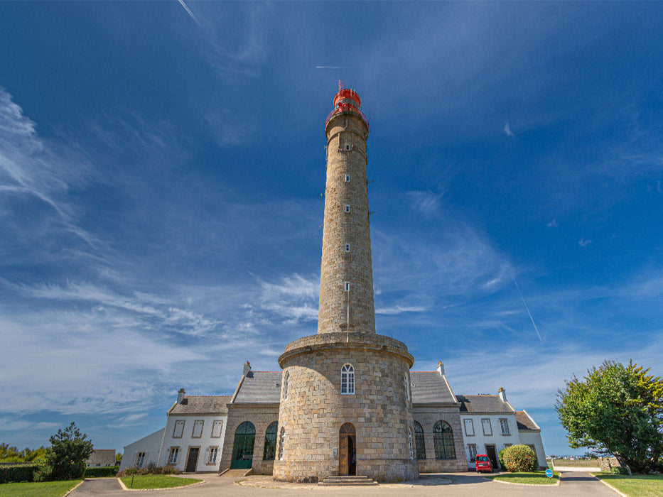 Ein Leuchtturm vor einem blauen Himmel mit einer feinen Wolkenzeichnung - CALVENDO Foto-Puzzle'