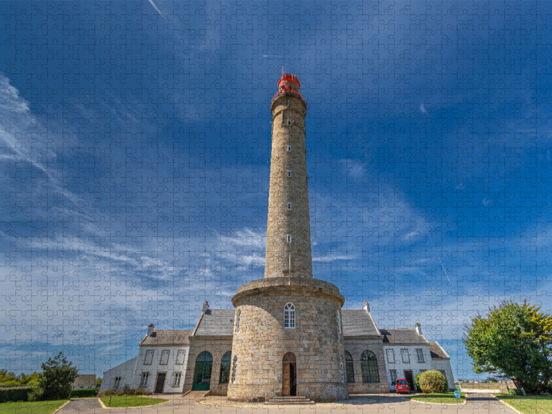 Ein Leuchtturm vor einem blauen Himmel mit einer feinen Wolkenzeichnung - CALVENDO Foto-Puzzle'