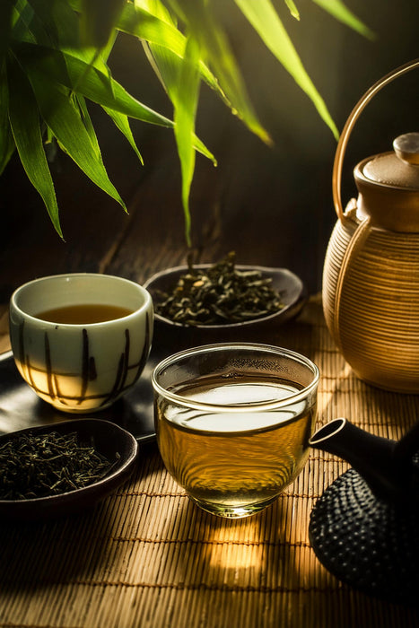 Premium Textil-Leinwand Stillleben von japanischem grünem Tee in kleiner Tasse und Teekanne
