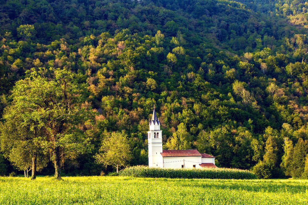 Premium Textil-Leinwand Einsame Kirche an der alten Landstraße bei Volarje