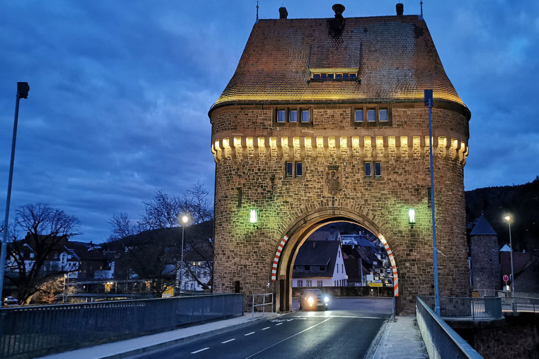 Premium Textil-Leinwand Das Brückentor in Miltenberg