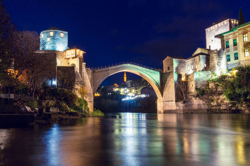 Premium Textil-Leinwand Die berühmte leuchtende Stari Most von Mostar am Abend