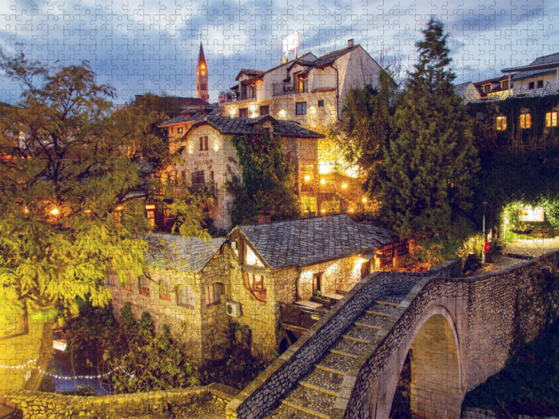 Mostar- Blick über die kleine alte Bogenbrücke aus Stein - CALVENDO Foto-Puzzle'