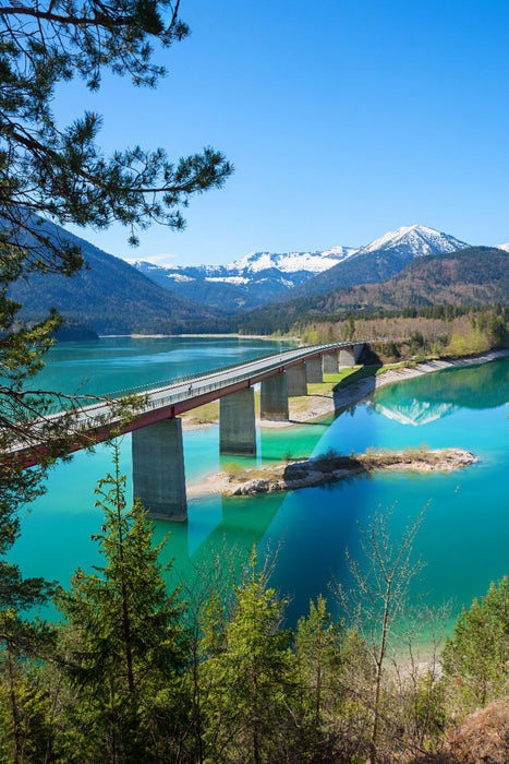 Premium Textil-Leinwand Brücke über den Sylvensteinsee