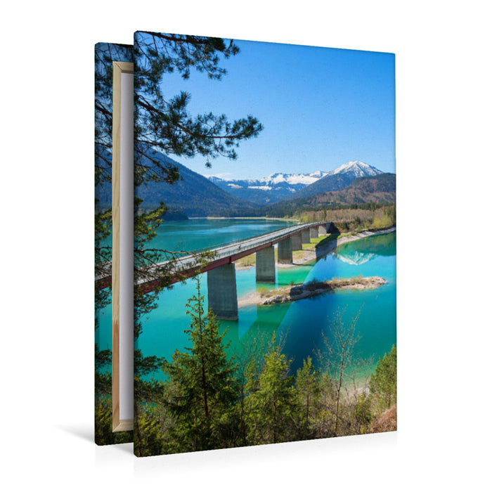 Premium Textil-Leinwand Brücke über den Sylvensteinsee