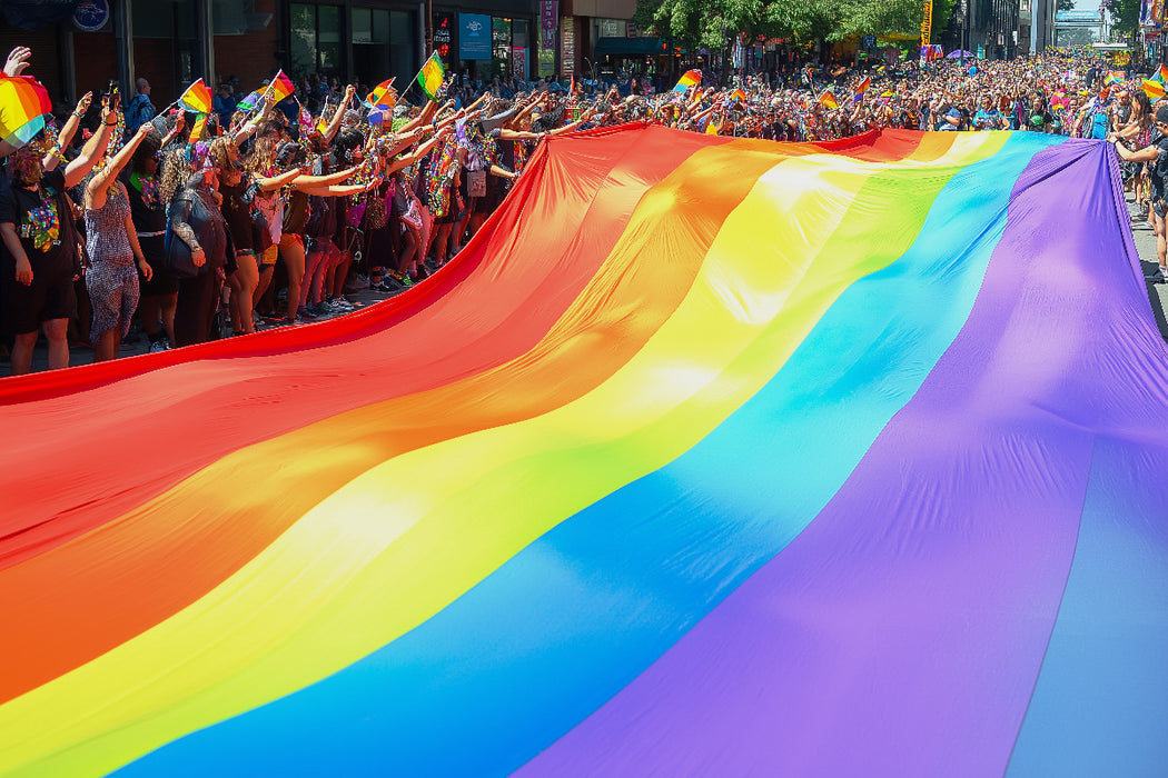 Premium Textil-Leinwand Regenbogenfahne auf LGBTQ-Parade oder CSD