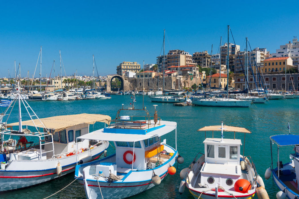 Premium Textil-Leinwand Blick auf das moderne Heraklion gerahmt von den Resten der alten Stadtmauer