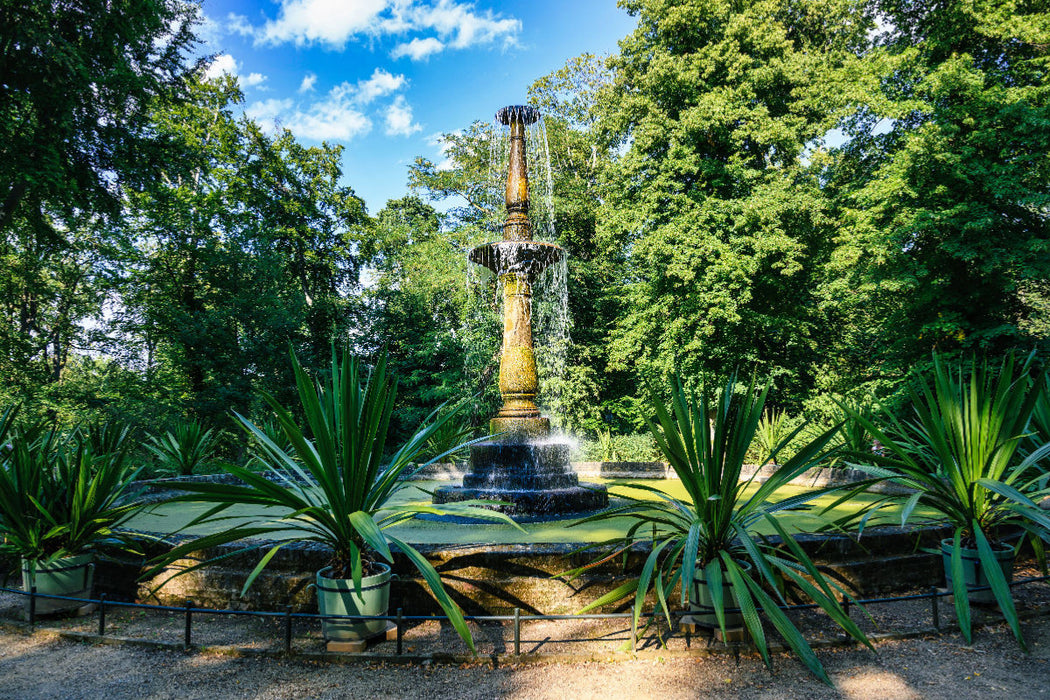 Premium Textil-Leinwand Ein Blick auf einen den Brunnen der Pfaueninsel in Berlin