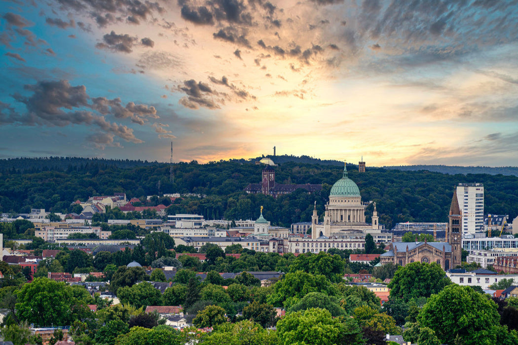 Premium Textil-Leinwand Ein Blick auf die Stadt Potsdam mit der Kirche St. Nikolai