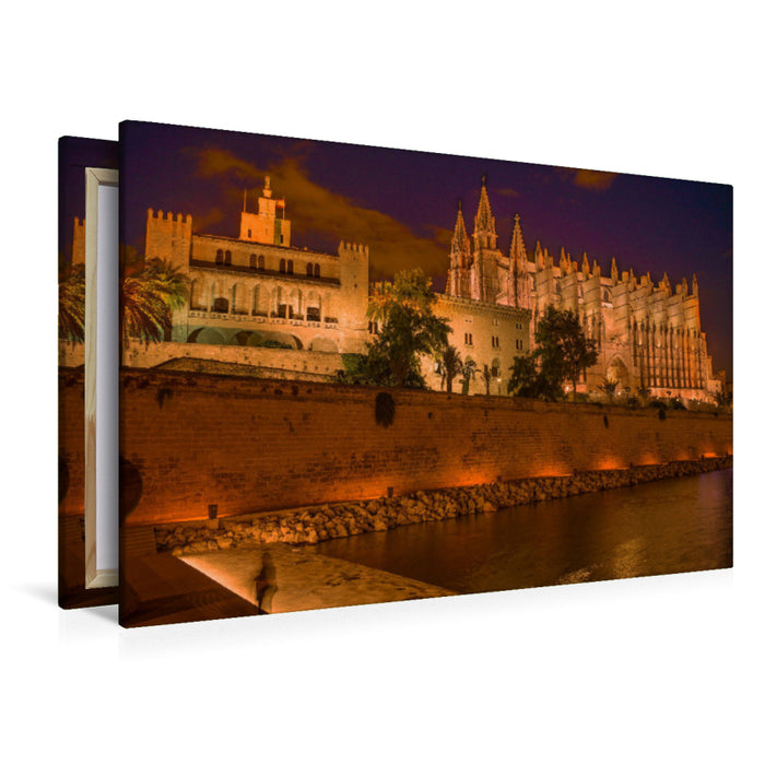 Premium Textil-Leinwand Palma de Mallorca - Kathedrale und Königspalast bei Nacht