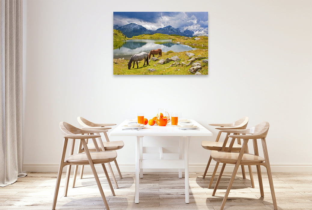 Premium Textil-Leinwand Zwei Pferde am Krummschnabelsee in Obertauern