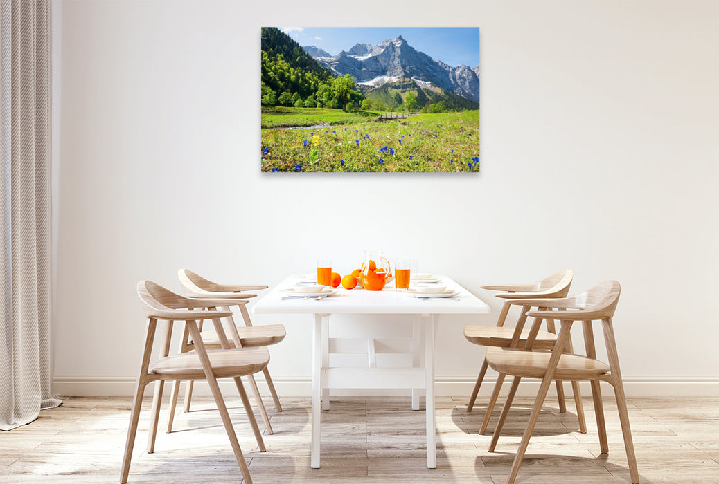 Premium Textil-Leinwand Enzianblüte in der Eng