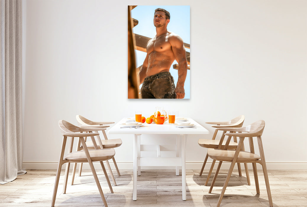 Premium Textil-Leinwand Heißer Bauarbeiter mit staubigem Sixpack auf der Baustelle