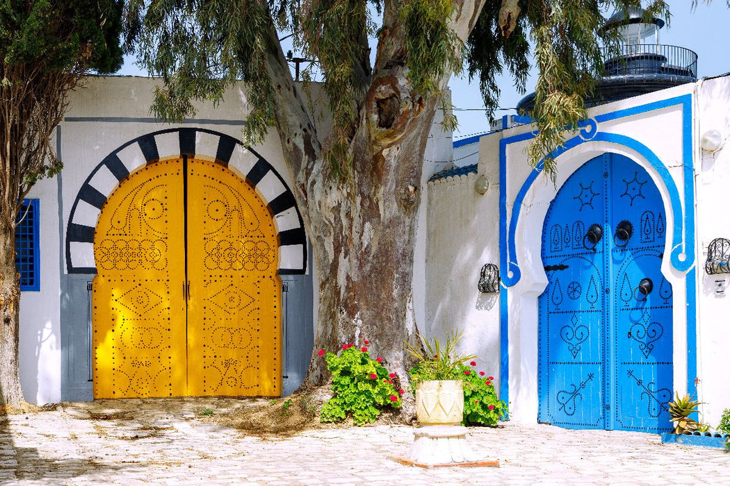 Premium Textil-Leinwand gelbe und blaue Holztüren in der Medina von Sidi Bou Said