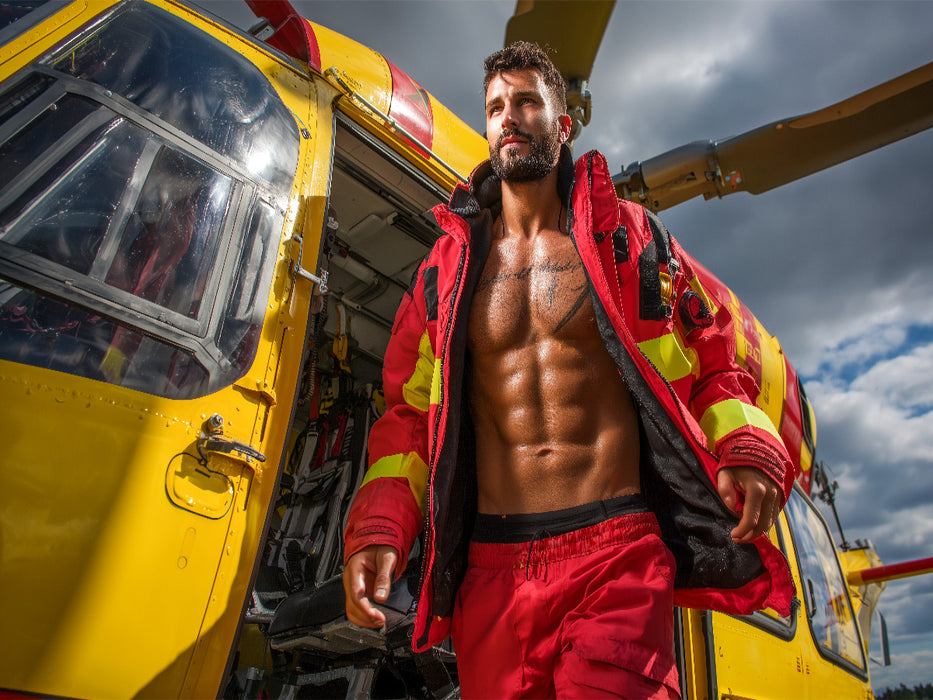 Attraktiver Notarzt mit Sixpack vor Rettungshubschrauber - CALVENDO Foto-Puzzle'