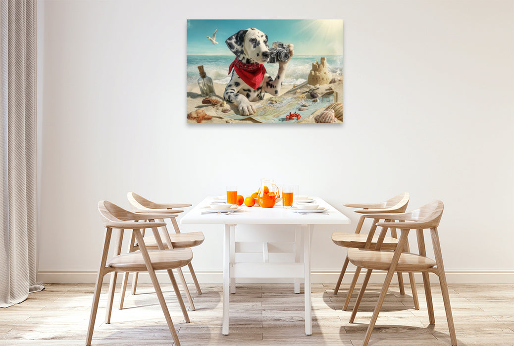 Premium Textil-Leinwand Dalmatiner Hund auf Schatzsuche am Strand mit Karte und Kamera