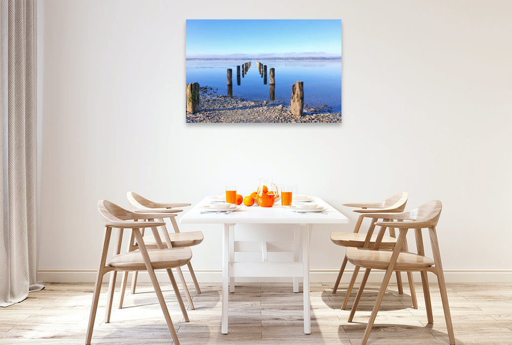 Premium Textil-Leinwand Starnberger See im Winter – Zeitlose Ruhe