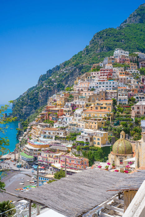 Premium Textil-Leinwand Positano vor der beeindruckenden Bergkulisse