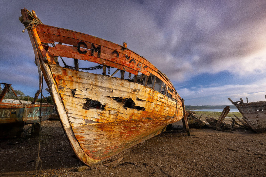 Premium Textil-Leinwand Schiffsruine in Frankreich Bretagne